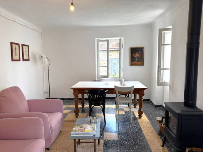  zu verkauf in Borghetto d'Arroscia