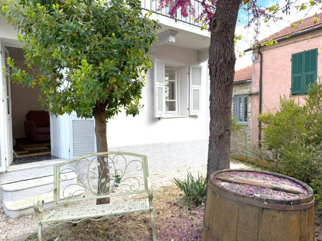  zu verkauf in Borghetto d'Arroscia