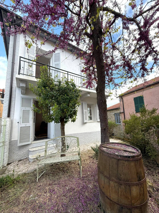  zu verkauf in Borghetto d'Arroscia