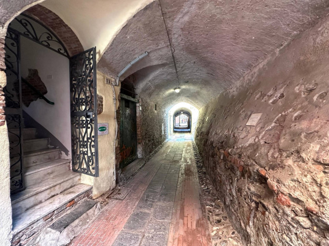 Attività commerciale in vendita a Albenga