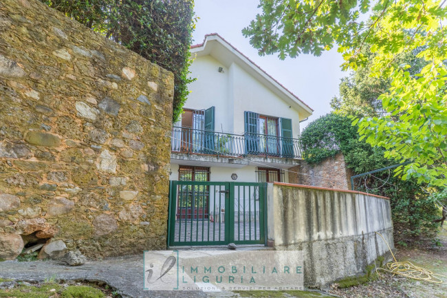 Villa in vendita a Cisano sul Neva