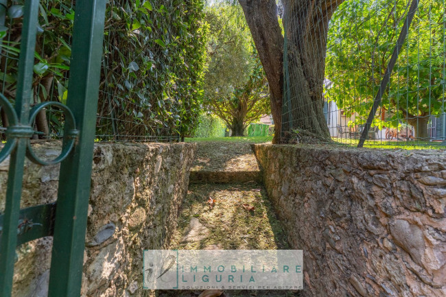 Villa in vendita a Cisano sul Neva