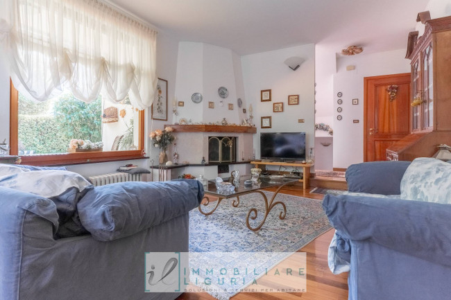 Villa in vendita a Cisano sul Neva