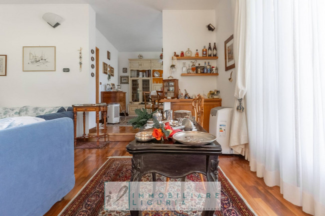 Villa in vendita a Cisano sul Neva