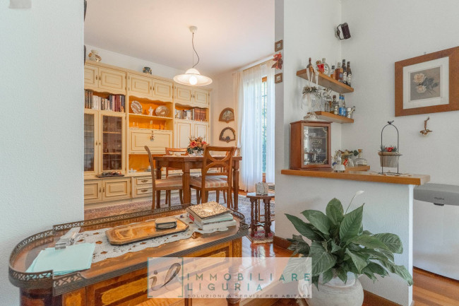Villa in vendita a Cisano sul Neva