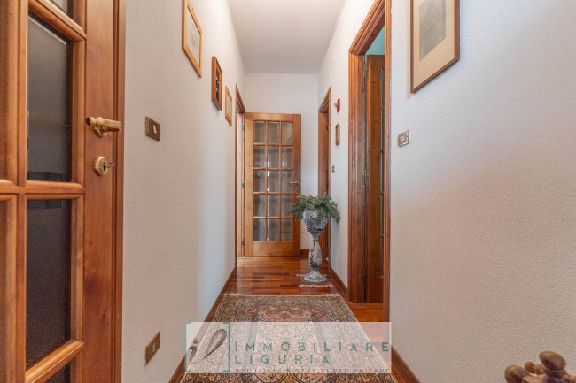 Villa in vendita a Cisano sul Neva