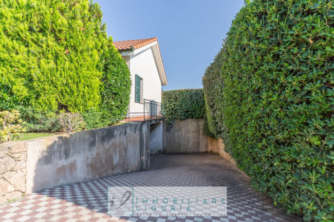 Villa in vendita a Cisano sul Neva