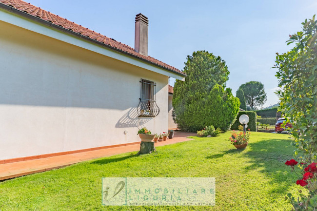Villa in vendita a Cisano sul Neva