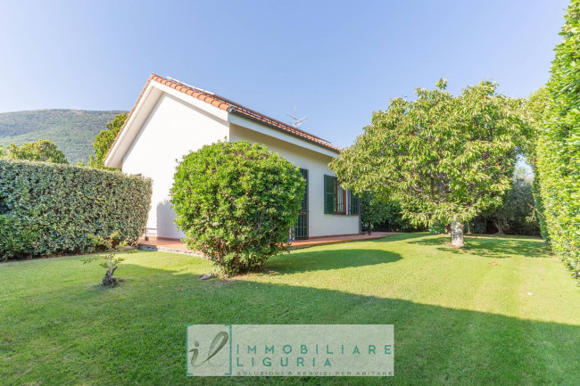 Villa in vendita a Cisano sul Neva