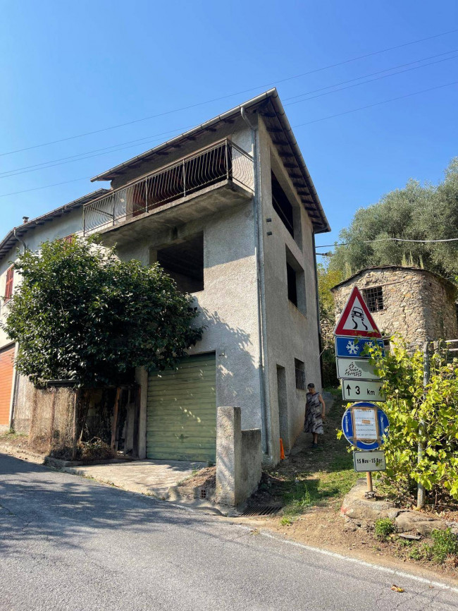 Locale commerciale in vendita a Borghetto d'Arroscia