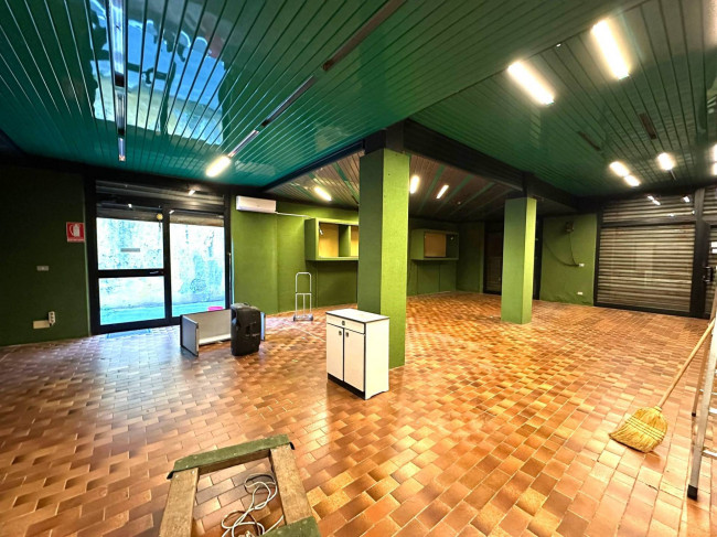 Locale commerciale in affitto a Albenga