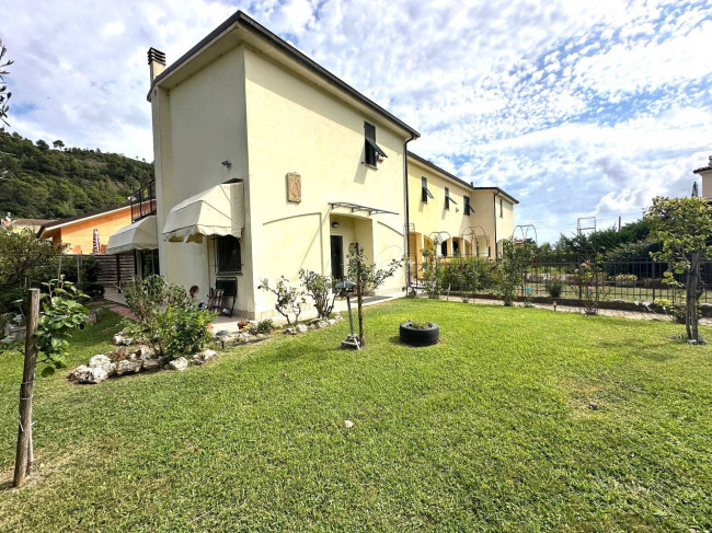 Villa a schiera di testa in vendita a Ortovero