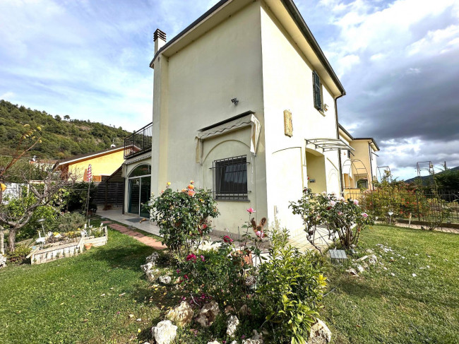 Villa a schiera di testa in vendita a Ortovero