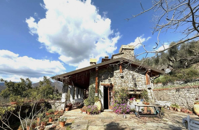 Villa in vendita a Pieve di Teco