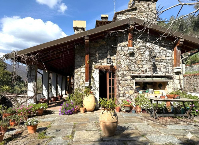 Villa in vendita a Pieve di Teco