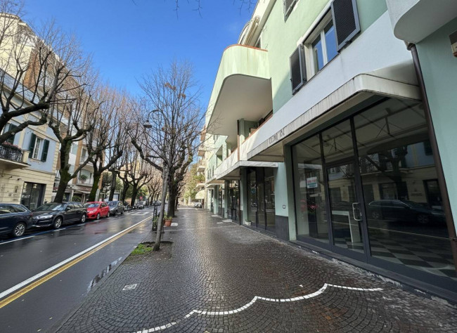 Locale commerciale in vendita a Albenga