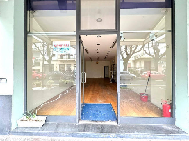 Locale commerciale in vendita a Albenga