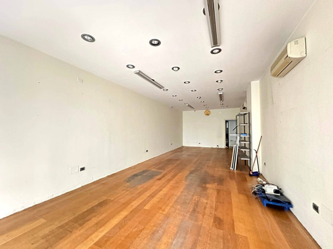 Locale commerciale in vendita a Albenga