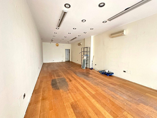 Locale commerciale in vendita a Albenga