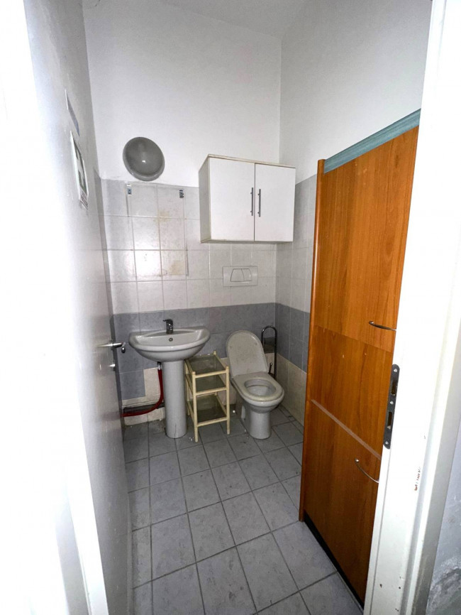 Locale commerciale in vendita a Albenga