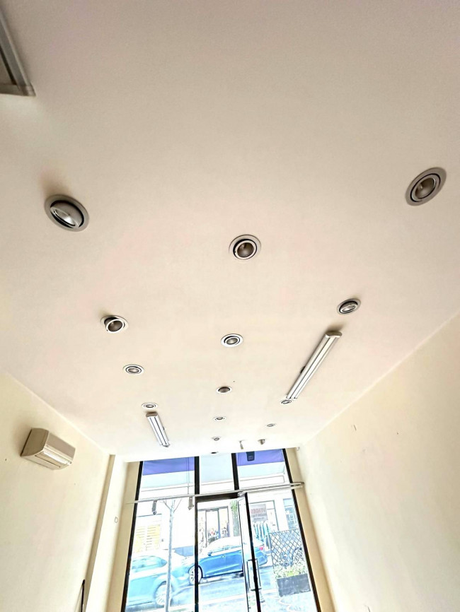 Locale commerciale in vendita a Albenga