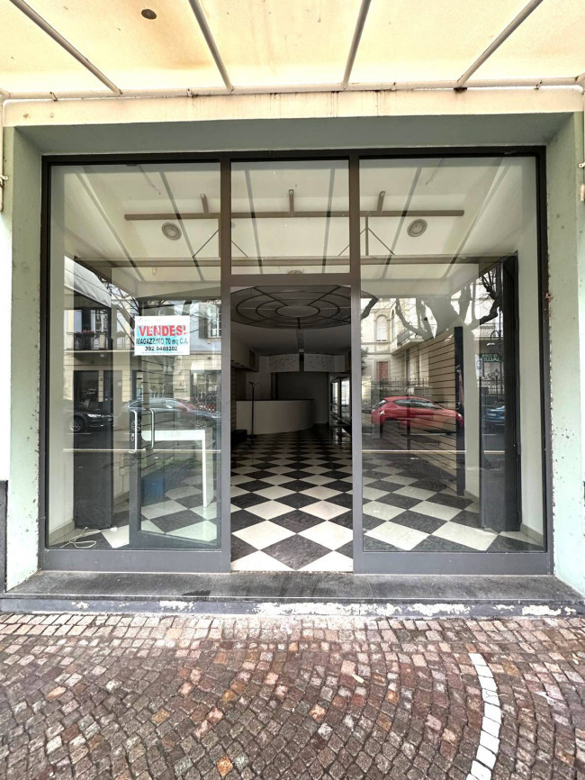 Locale commerciale in vendita a Albenga