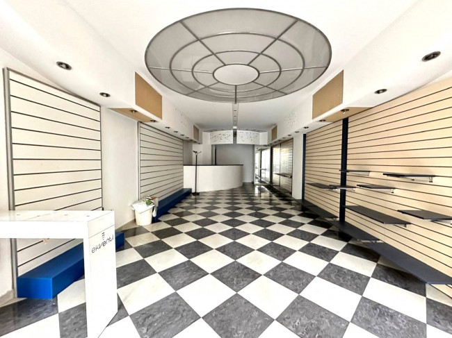 Locale commerciale in vendita a Albenga