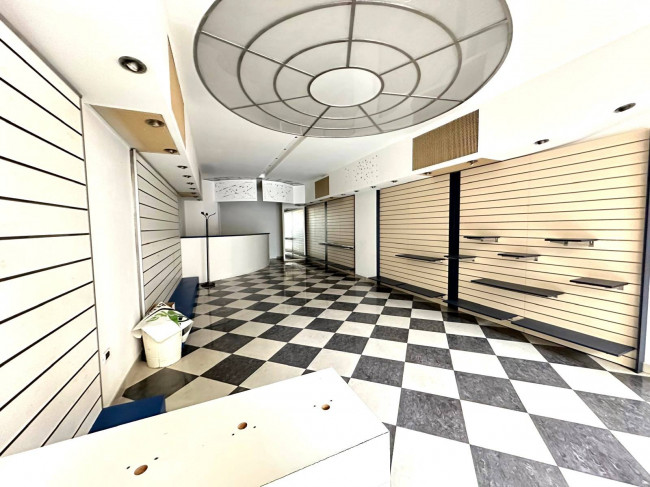 Locale commerciale in vendita a Albenga