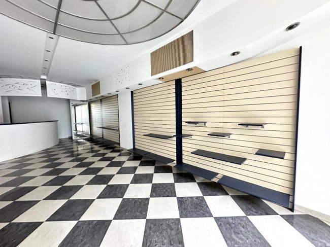 Locale commerciale in vendita a Albenga