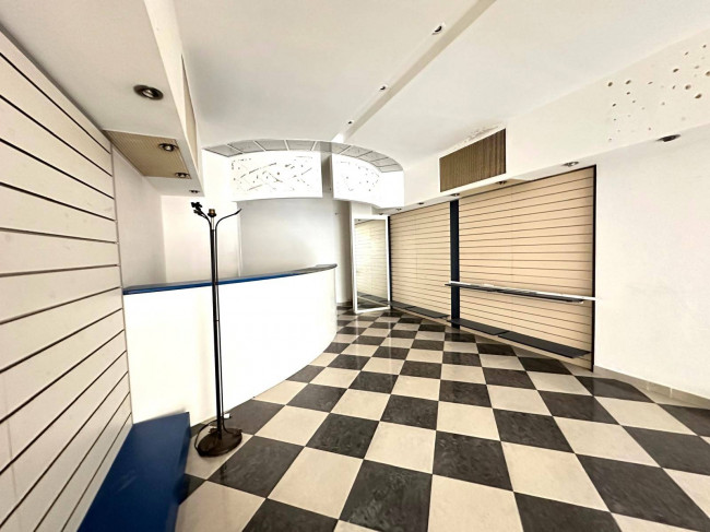 Locale commerciale in vendita a Albenga