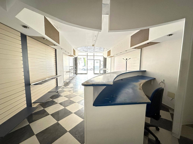 Locale commerciale in vendita a Albenga