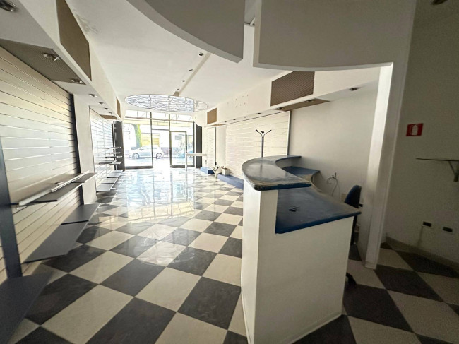 Locale commerciale in vendita a Albenga