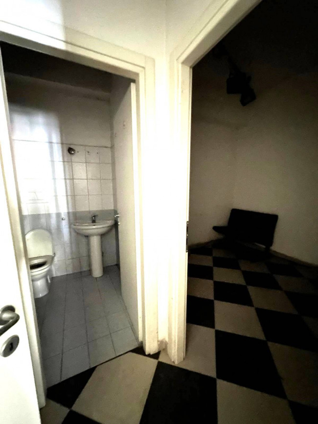 Locale commerciale in vendita a Albenga