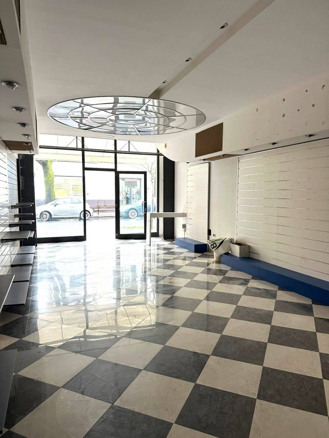 Locale commerciale in vendita a Albenga