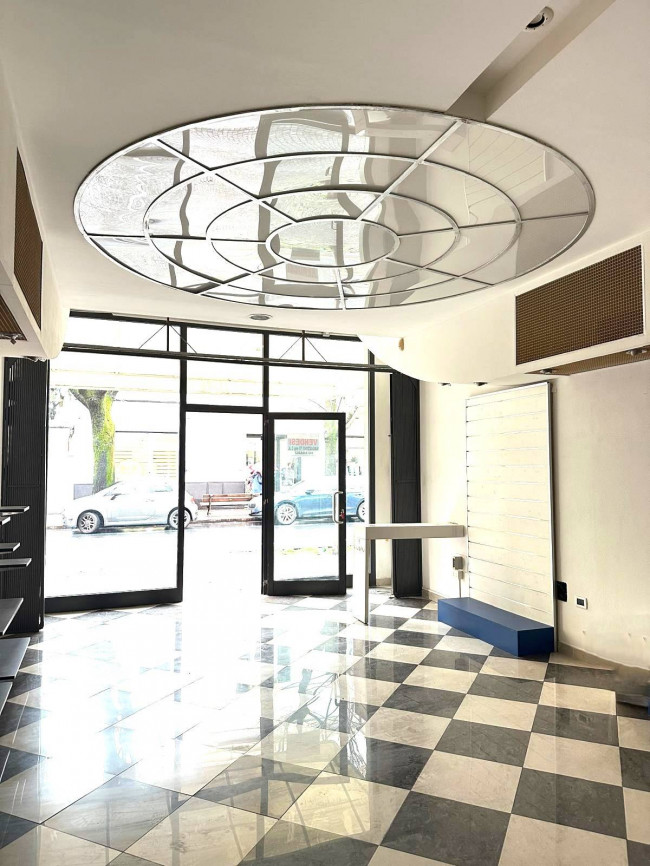 Locale commerciale in vendita a Albenga