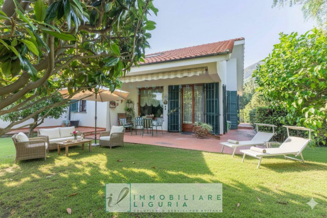 Villa in vendita a Cisano sul Neva