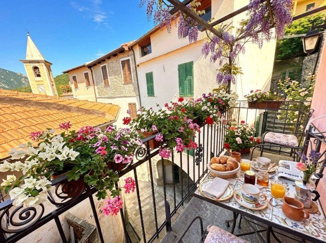Rustico in vendita a Castelvecchio di Rocca Barbena
