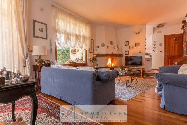 Villa in vendita a Cisano sul Neva