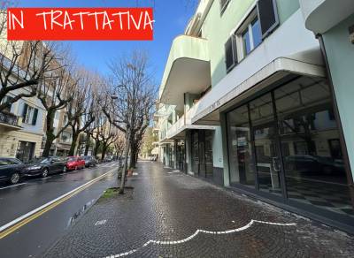 Locale commerciale in vendita a Albenga