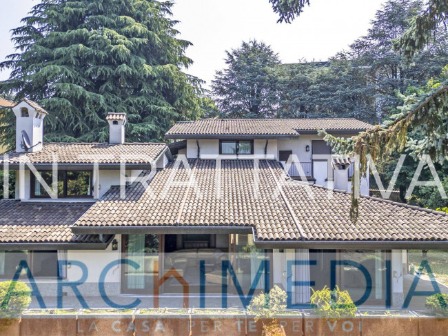 VILLA SINGOLA in vendita a Solbiate Arno