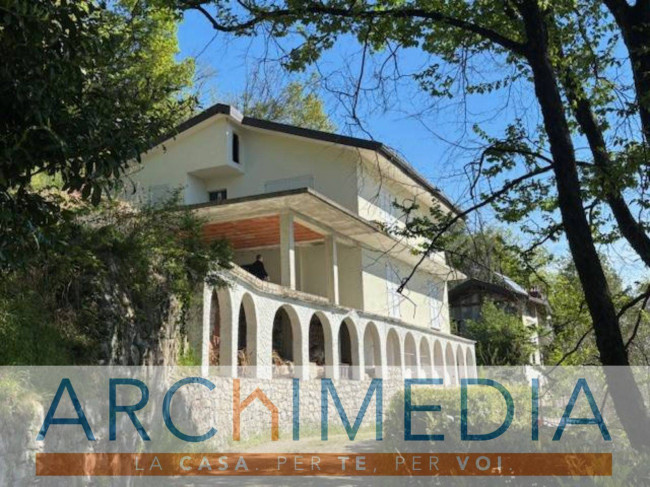VILLA SINGOLA in vendita a Arcisate