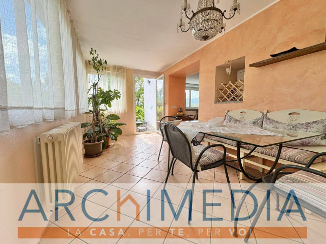 VILLA SINGOLA in vendita a Dumenza