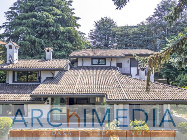 VILLA SINGOLA in vendita a Solbiate Arno