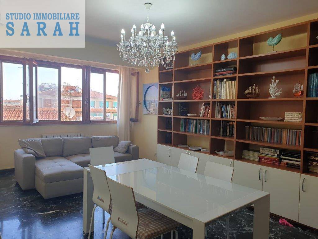 Appartamento VIAREGGIO vendita  Fascia mare  Studio Immobiliare Sarah Del Carlo