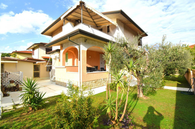 Casa indipendente in vendita a Lido Di Camaiore, Camaiore (LU)