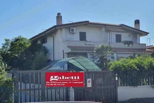 Villa in vendita a Ladispoli (RM)