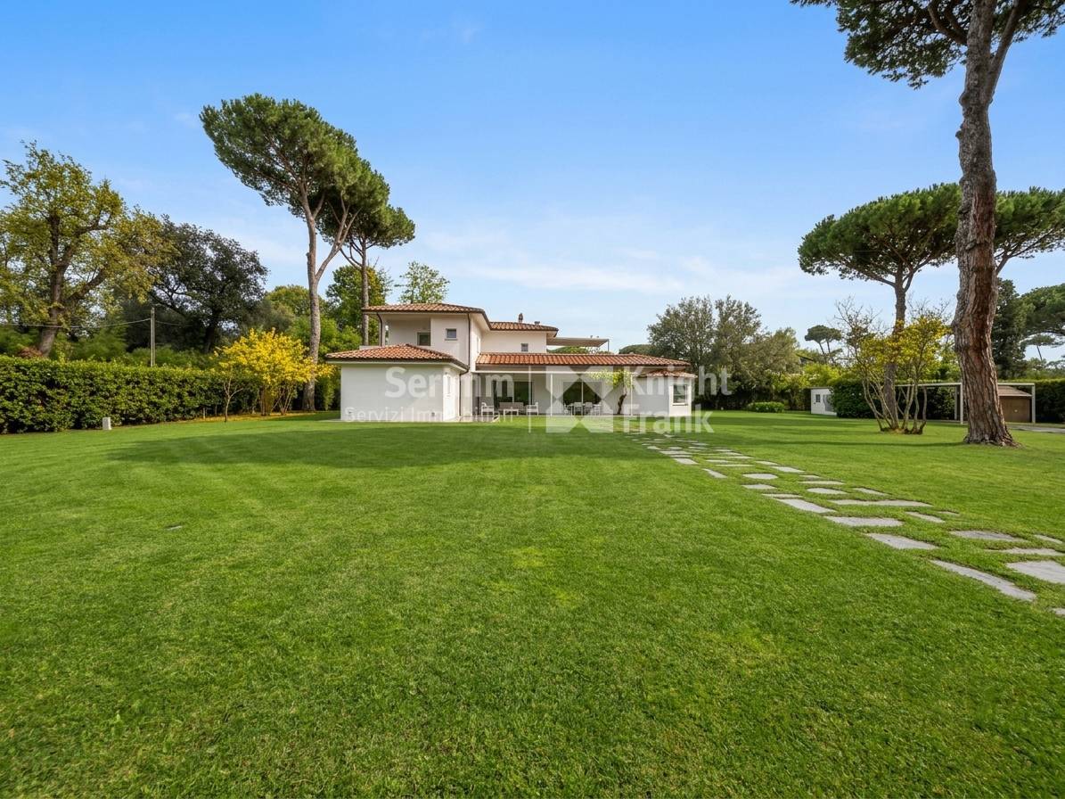 Villa in Vendita a Forte dei Marmi