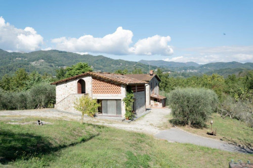 Farmhouse for Sale in Lucca