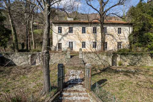 Casa Colonica in Vendita a Lucca