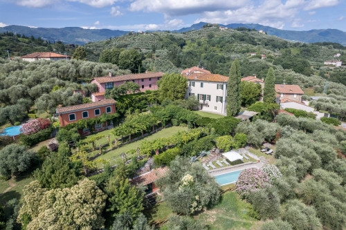 Villa in Vendita a Lucca